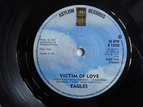 EAGLES - NEW KID IN TOWN 1976 7" VINYL SINGLE. K13069. - Picture 2 of 2