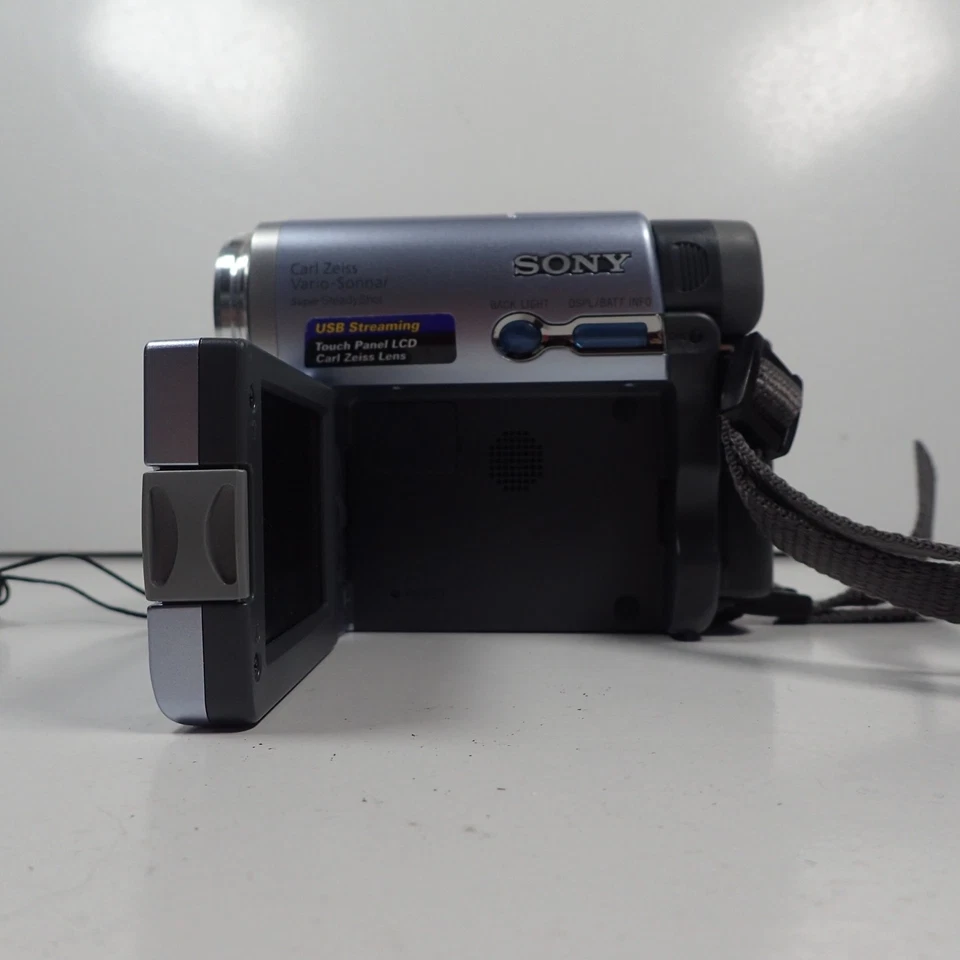 Sony Digital Handycam DCR-TRV19E Mini-DV Video Camera Camcorder w/Accessories - Image 3 of 4
