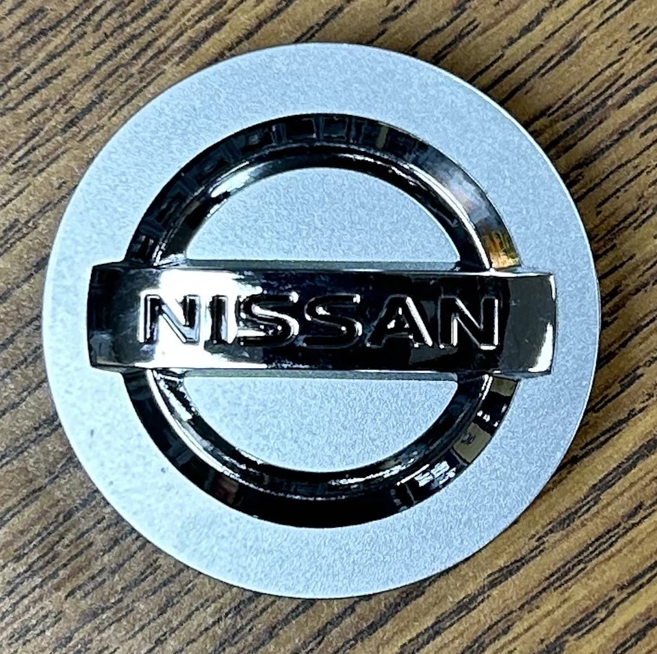 Juego Tapa Central 2 1/8" Nissan 350Z, 370Z, Altima GT-R, HOJA Plata 40342AU511 Foto 2 de 2