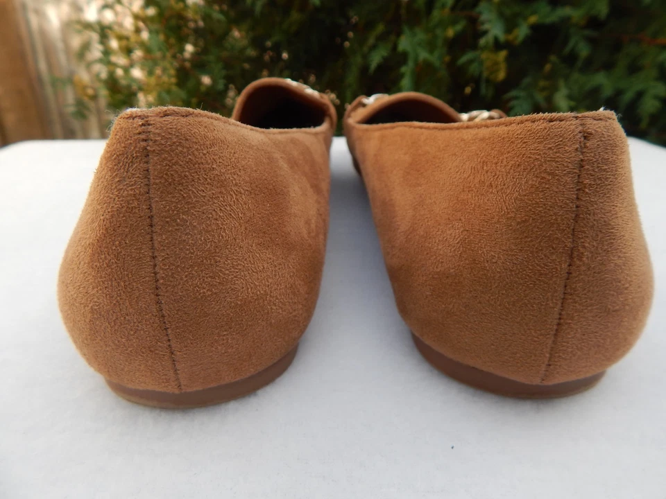 Womens Beige Faux Suede Loafers by Soda, Gold Tone Chain Across Instep, Size 8 - Image 4 of 4