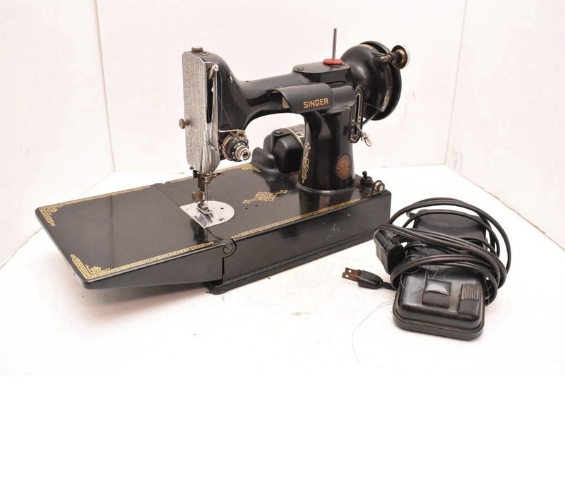 QUILTERS! Vintage 1951 Centennial Singer Featherweight 221 Sewing Machine w Case