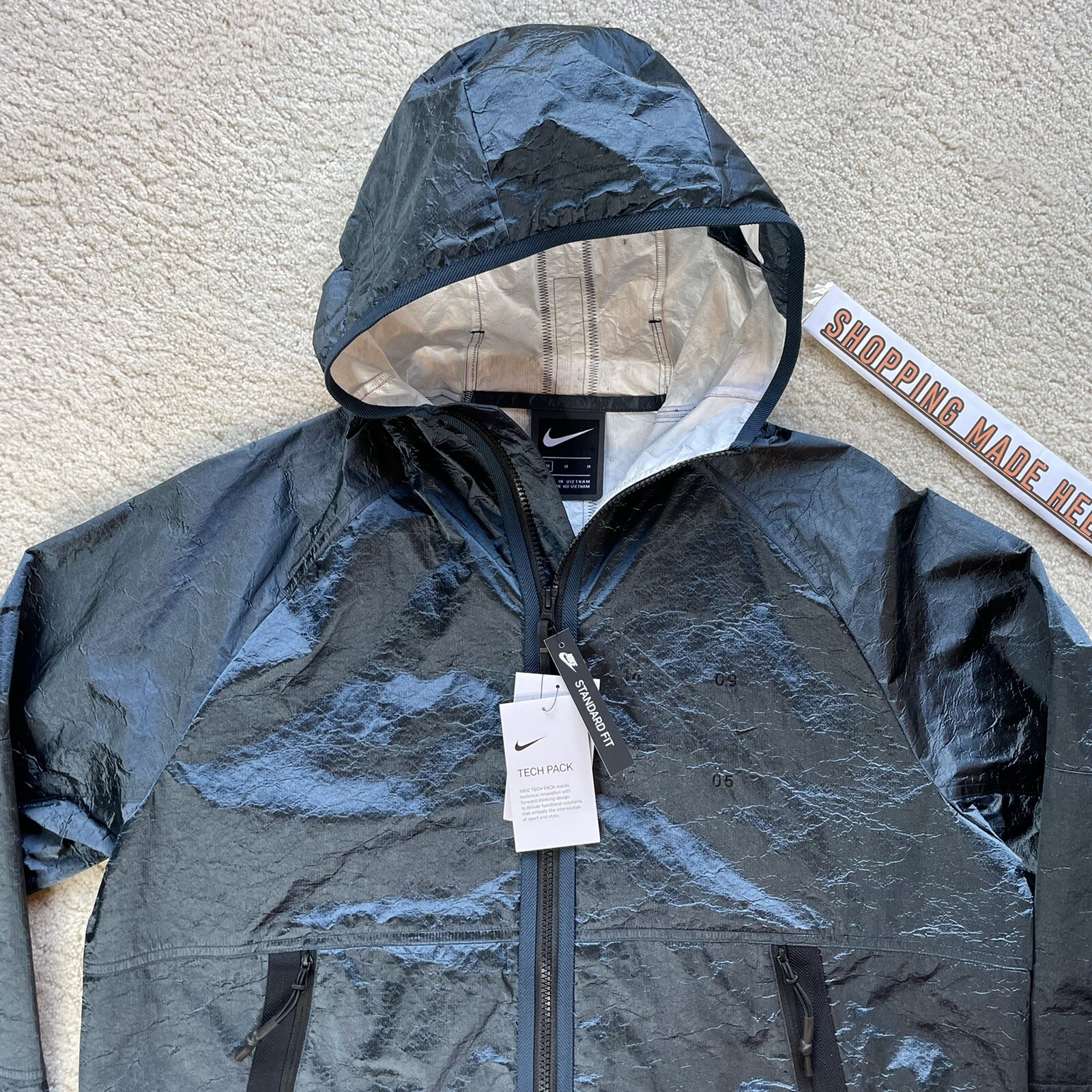 SACAI X NIKE [M] NIKE SPORTSWEAR NSW Tech Pack Giacca con cappuccio tessuto Tyvek Nylon Prezzo al pubblico consigliato $250