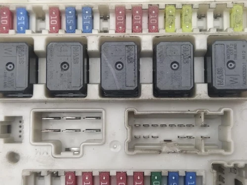 284B6EB30C Caja Reles/Fusibles para NISSAN PATHFINDER (R51) 2.5 dCi LE 2415696 - Imagen 4 de 6