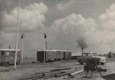 23/294 Photo FDJ Camp Couples Nauen Neuruppin Car Vintage Flags Caravan GDR