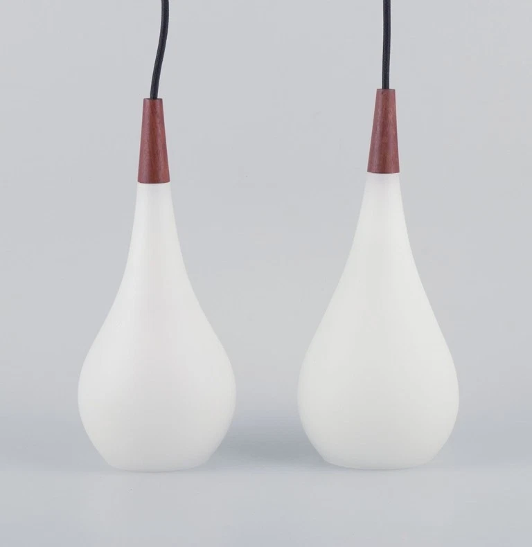 Par de colgantes Louis Poulsen en cristal opalino y madera preciosa. Años 60 Foto 2 de 4