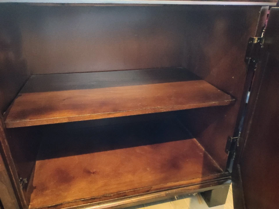 Linda credenza/buffet em ótimo estado. Ive Downsized And Have No Use 4 It - Imagem 4 de 4