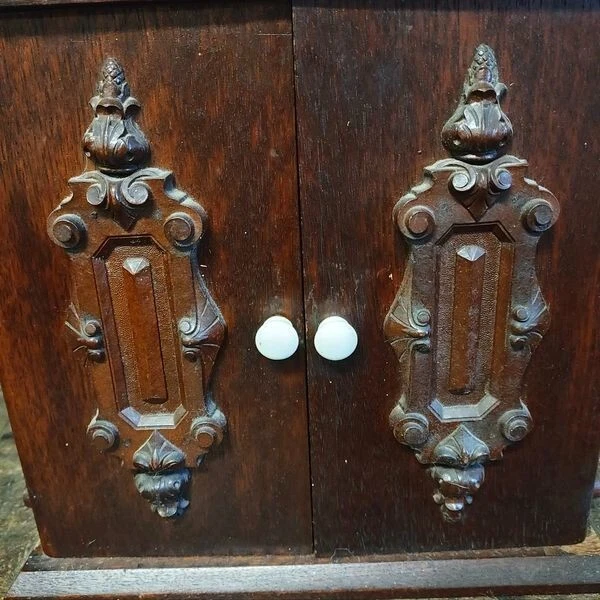 Antiguo cofre de nueces para niños Foto 4 de 4