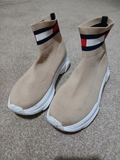 Tommy Hilfiger Jeans Flat Sock Boots in a beige/brown color Size 6
