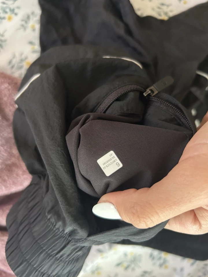 Shorts preto Lululemon tamanho 6 - Imagem 3 de 4