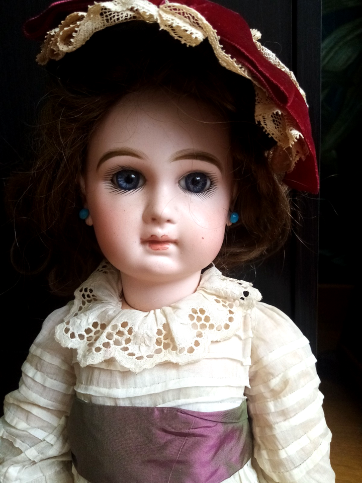 Antique French Doll Poupée Steiner Bouche Fermée
