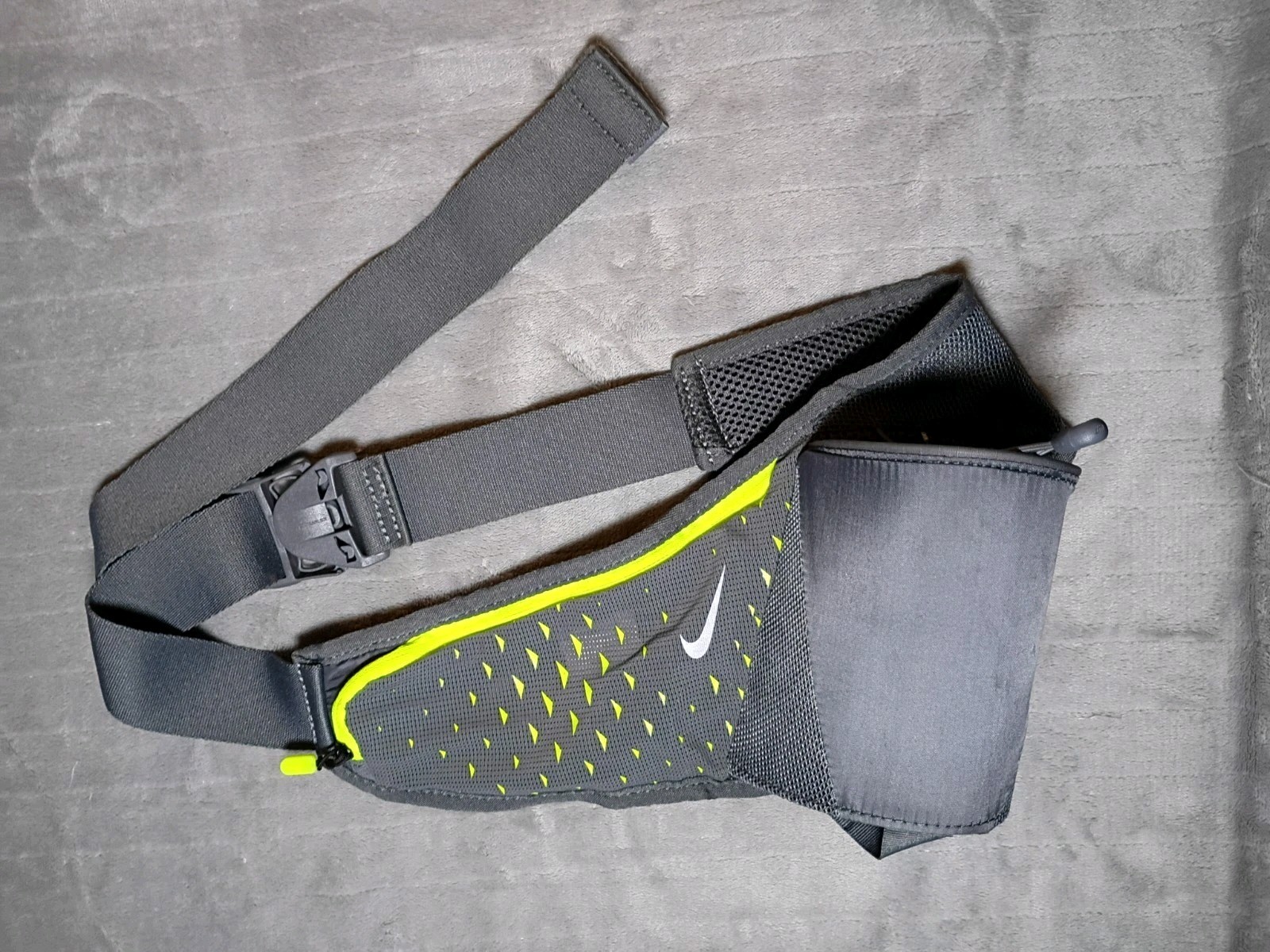Nike  Fitness Running Belt 22oz (Large) Water Bottle Dark Grey/Volt