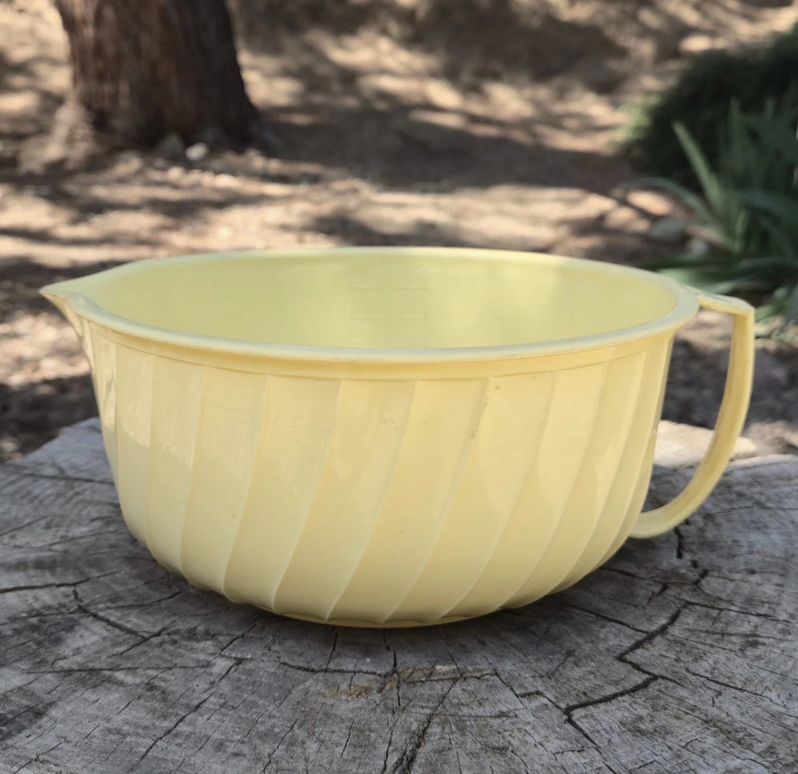 Vintage Shamrock Mixing Bowl - 2.5 Quart/10 Cup - Yellow