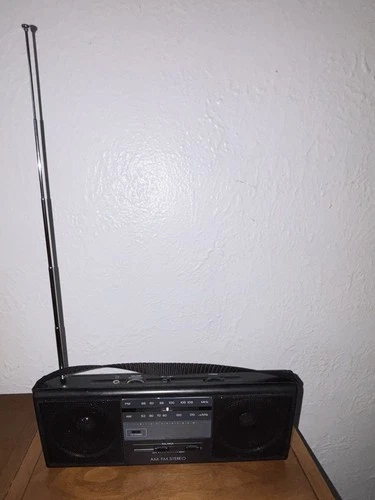 Vintage REALISTIC AM FM Stereo Boombox 12-722A In Working Condition.