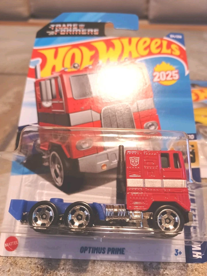 Hot Wheels Transformers Lote de 3 - Optimus Prime y 2 Bumblebee (Dorado/Amarillo) Foto 4 de 4