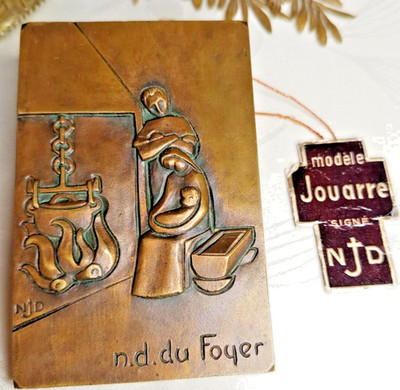 Vintage französische handgemeißelte Bronze Plakette N.D. du Foyer signiert NJD Jouarre Mode