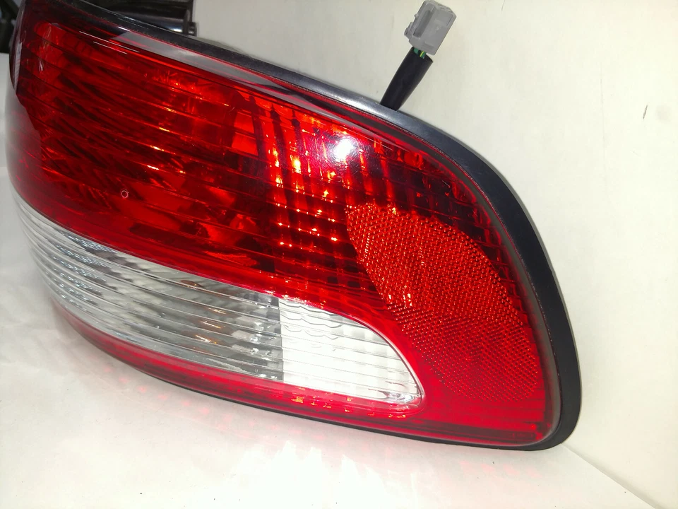 Оригинальный задний фонарь для правой стороны пассажира Toyota Sienna 2001-2003 годов выпуска - Изображение 3 из 4