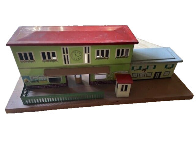 VINTAGE TIN-PLATE HO EUROPEAN STYLE TRAIN STATION BY KIBRI.