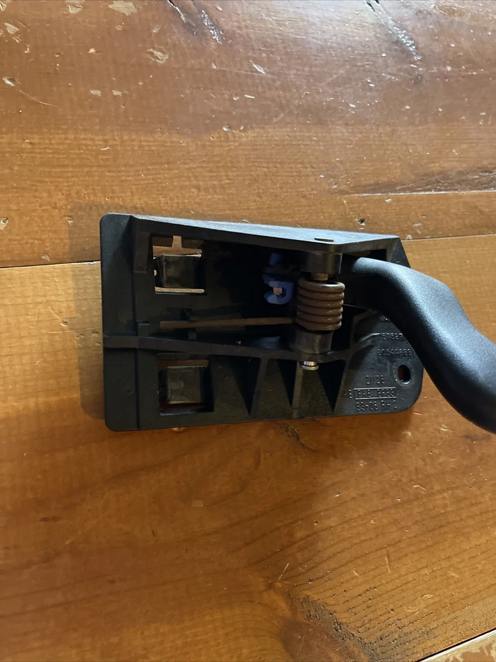 2003 - 2007 CHEVROLET SILVERADO 1500 2500 3500 DOOR HANDLE INNER FRONT RIGHT OEM - Image 2 of 4