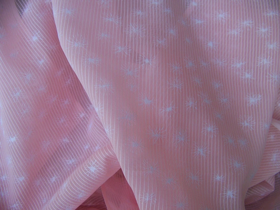 ANCIEN COUPON DE TISSU FLUIDE  ROSE PETITS MOTIFS   90 cm x 100 cm -TM 40/8 - Photo 3/3