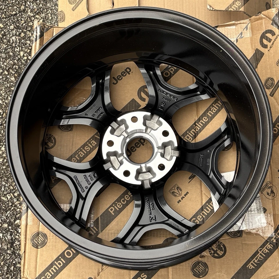 Chrysler Pacifica 2017-2020 18" OEM Wheel Rim 5RJ43XZAAA 5RJ43XZAAB 2593 2622 Foto 4 de 4