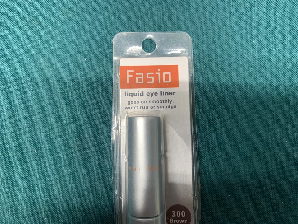 Delineador de ojos líquido KOSE FASIO 300 marrón, 8 ml/.27 oz líquida (19 H) Foto 4 de 4