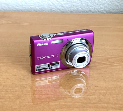 Pink Nikon COOLPIX S220 digital camera with 16GB card, battery