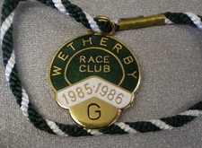 WETHERBY RACE CLUB 1985 1986 Enamel Badge HORSE RACING RACECOURSE