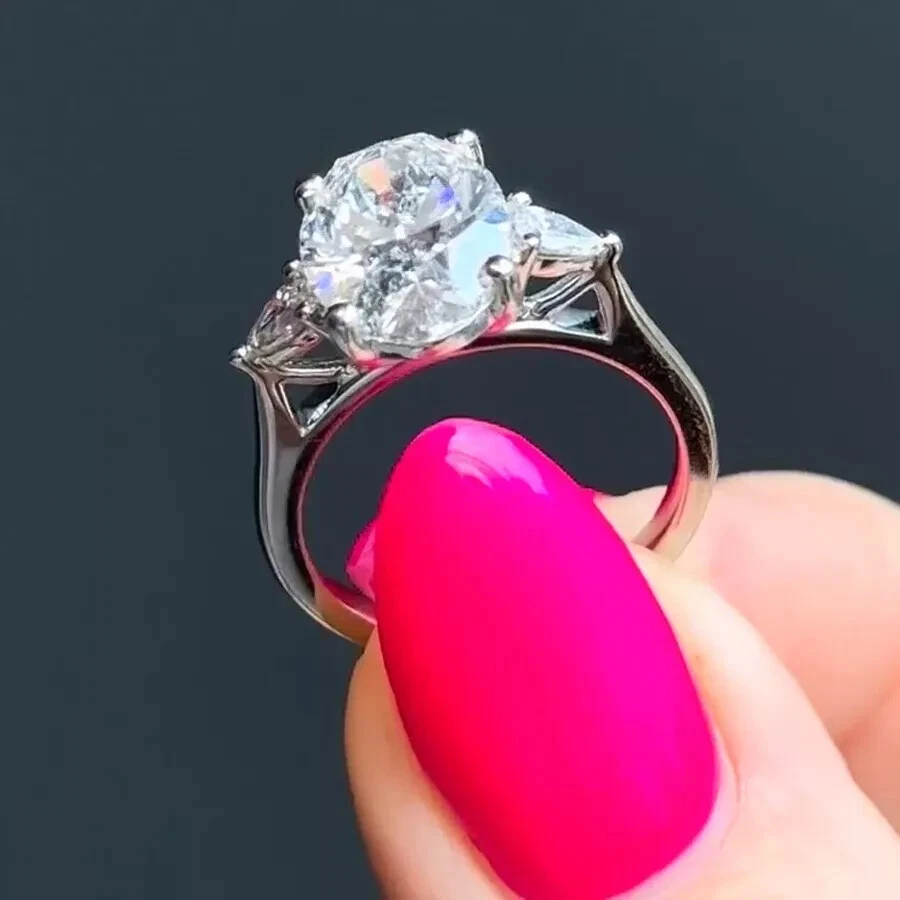 Помолвочное кольцо с тремя камнями муассанит овальной огранки 4,68 TCW с покрытием из белого золота 14 карат - Изображение 4 из 4