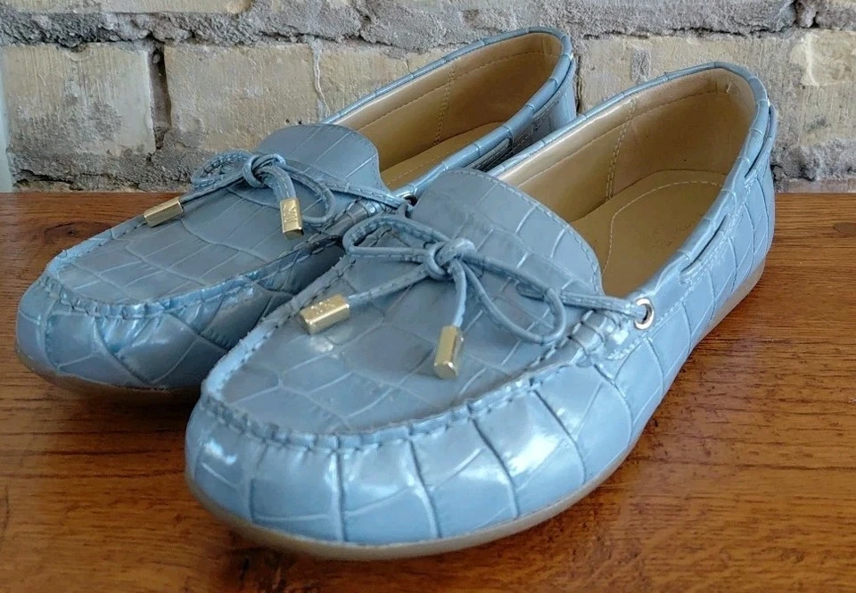 Mocasines Michael Kors de cuero azul en relieve de cocodrilo con detalle de lazo talla 9 Foto 2 de 4