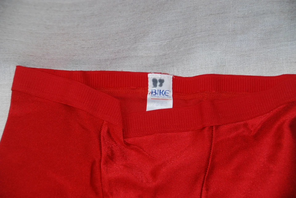 Shorts de compressão masculino SIXERS BIKE Underarmour exercício vermelho tamanho G - Imagem 2 de 4