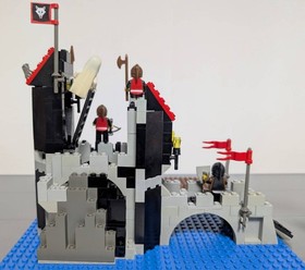 LEGO 6075 Wolfpack Tower + Wagon + Boat Castle Minifigures