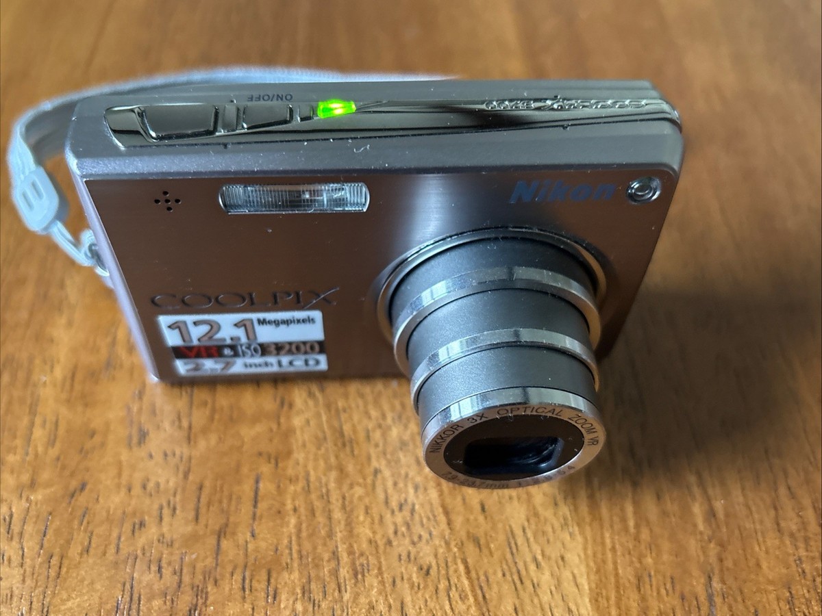 Nikon Coolpix S700 12.1MP 3x Zoom Digital Camera w/2 New Batteries