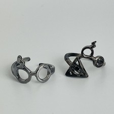 2 dijes de Harry Potter de las Reliquias de la Muerte y anillo de gafas geek plateadas talla 6