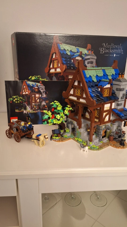 LEGO Ideas 21325 Medieval Blacksmith, foto 2 di 2