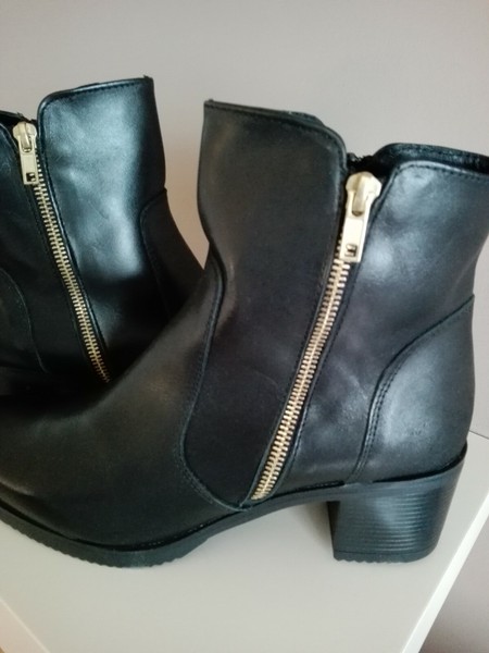 Botines de piel, negros. Nº 39