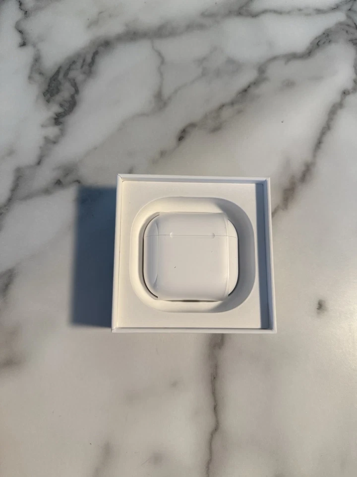 Auriculares internos con cancelación activa de ruido AirPods 4 con estuche de carga Foto 3 de 3