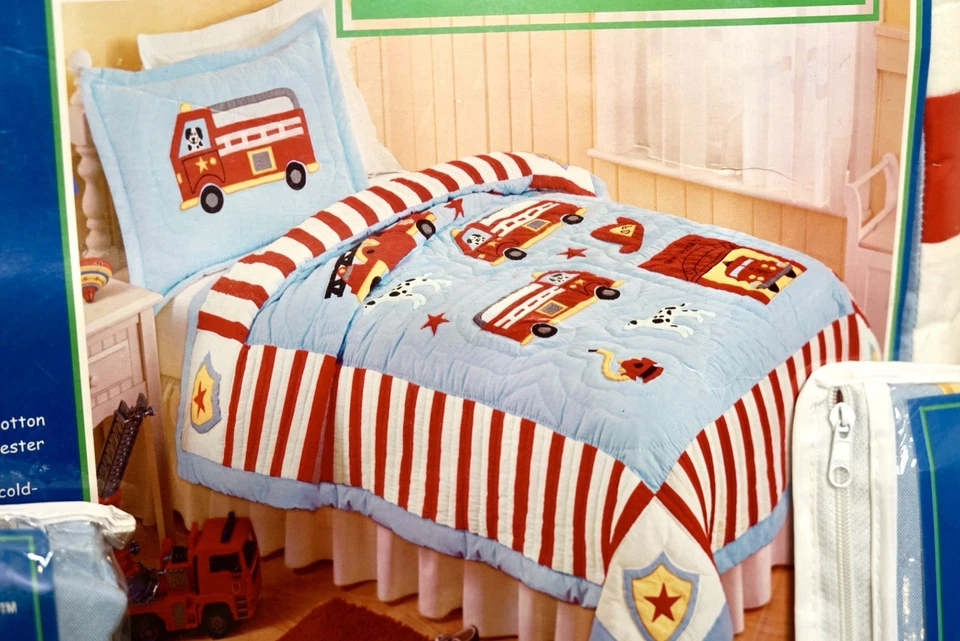 全新 Pem America 儿童消防车 狗条纹 拼布 被子 Shams 床套装 双 — 第 2/4 张图片