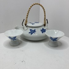 Mini Sake-Teapot with Lid And 2 Cups made with fine Porcelain. Japan