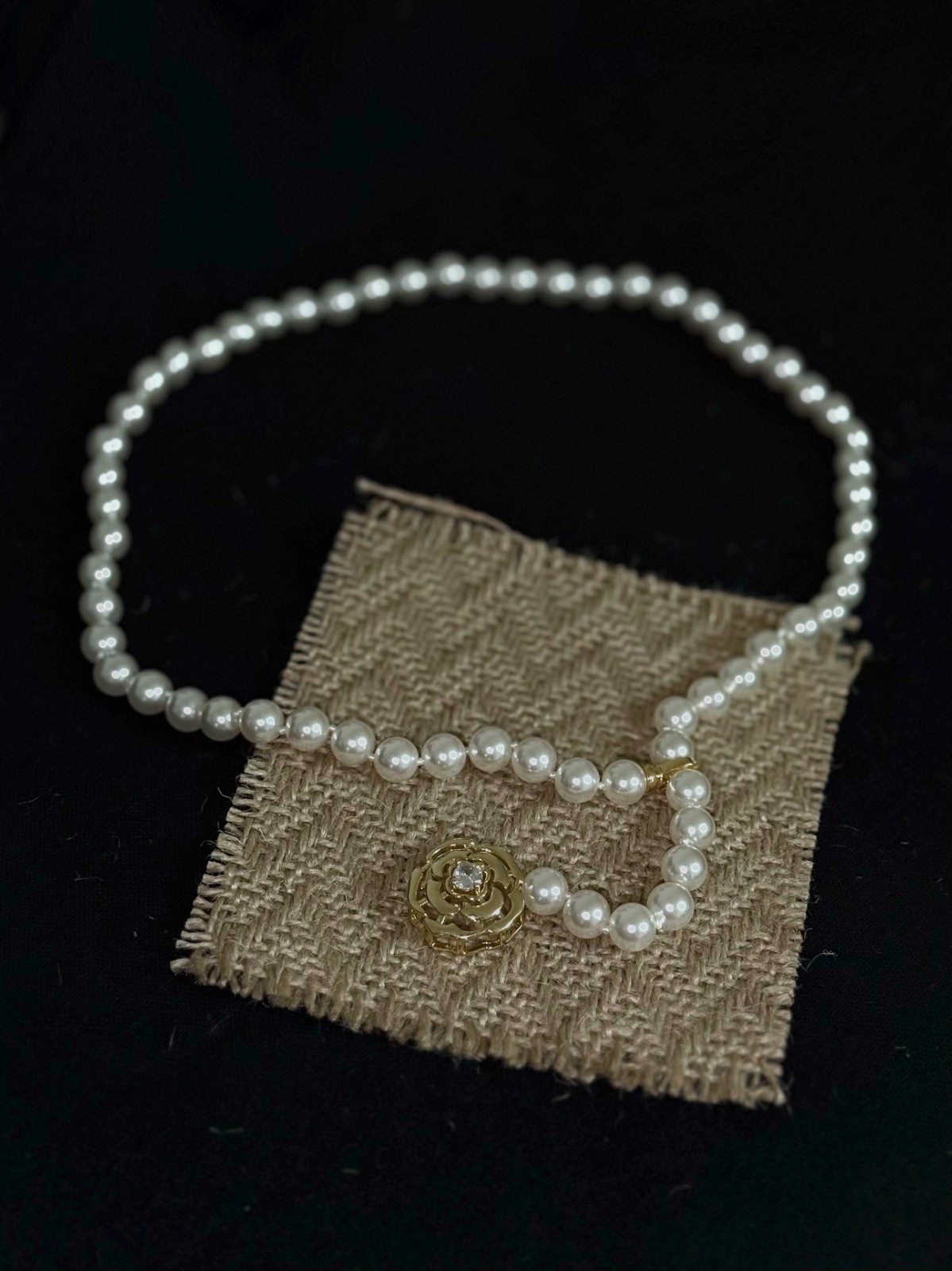 Collier en perles blanches et fleur dorée or 18k pour femme chic