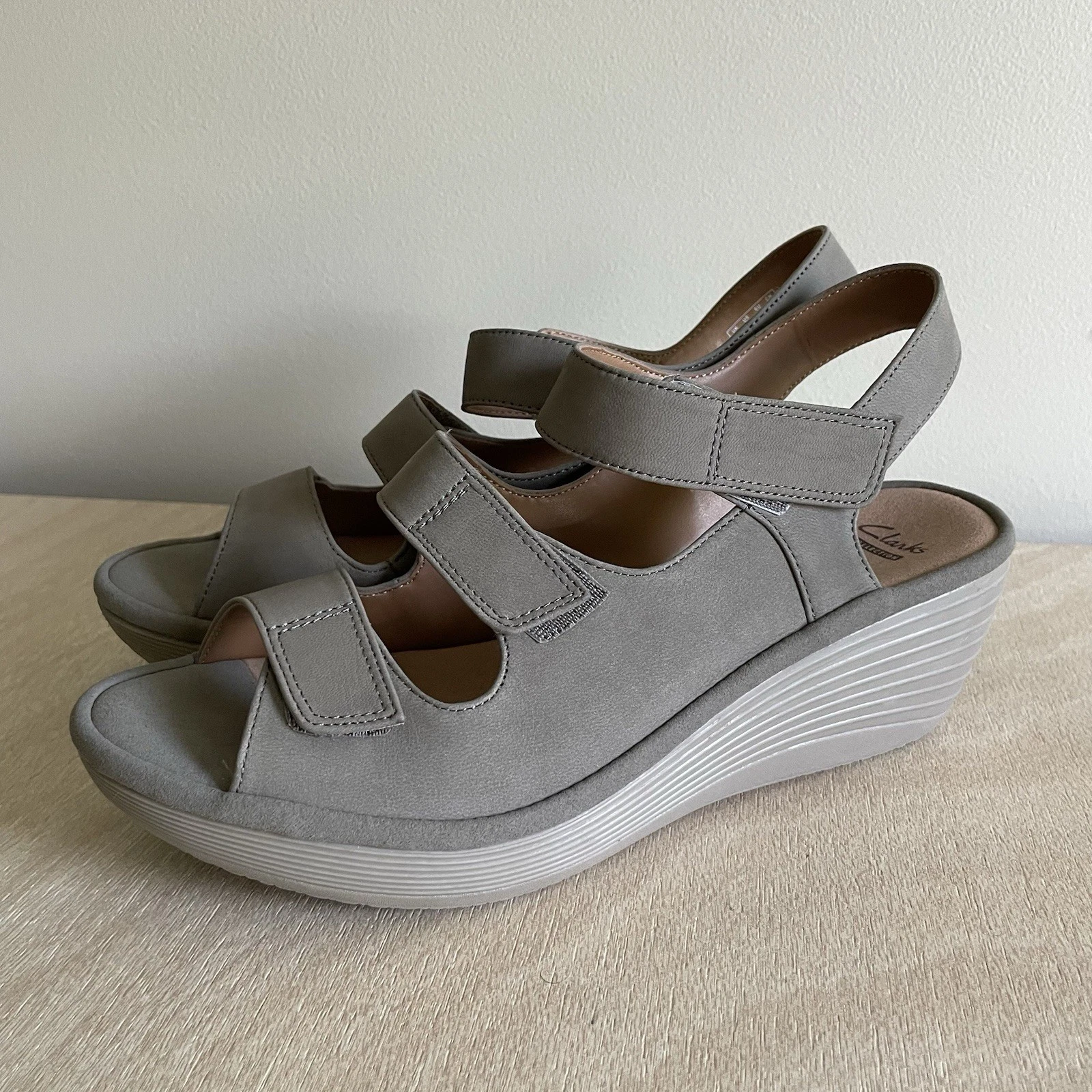 Sandali Clarks Reedly June misura 9 5 larghi tortora gancio e cinturini look morbidi ammortizzati