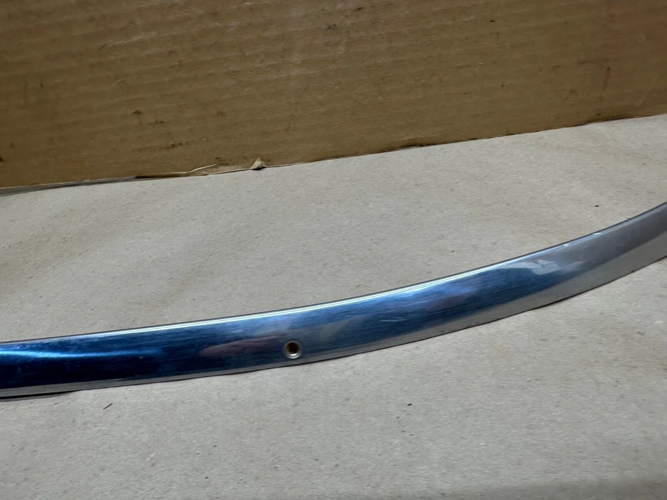 Jeep FSJ Grand Wagoneer Driver Parabrisas Inferior Acero Inoxidable Borde Cromo Izquierdo Foto 3 de 4