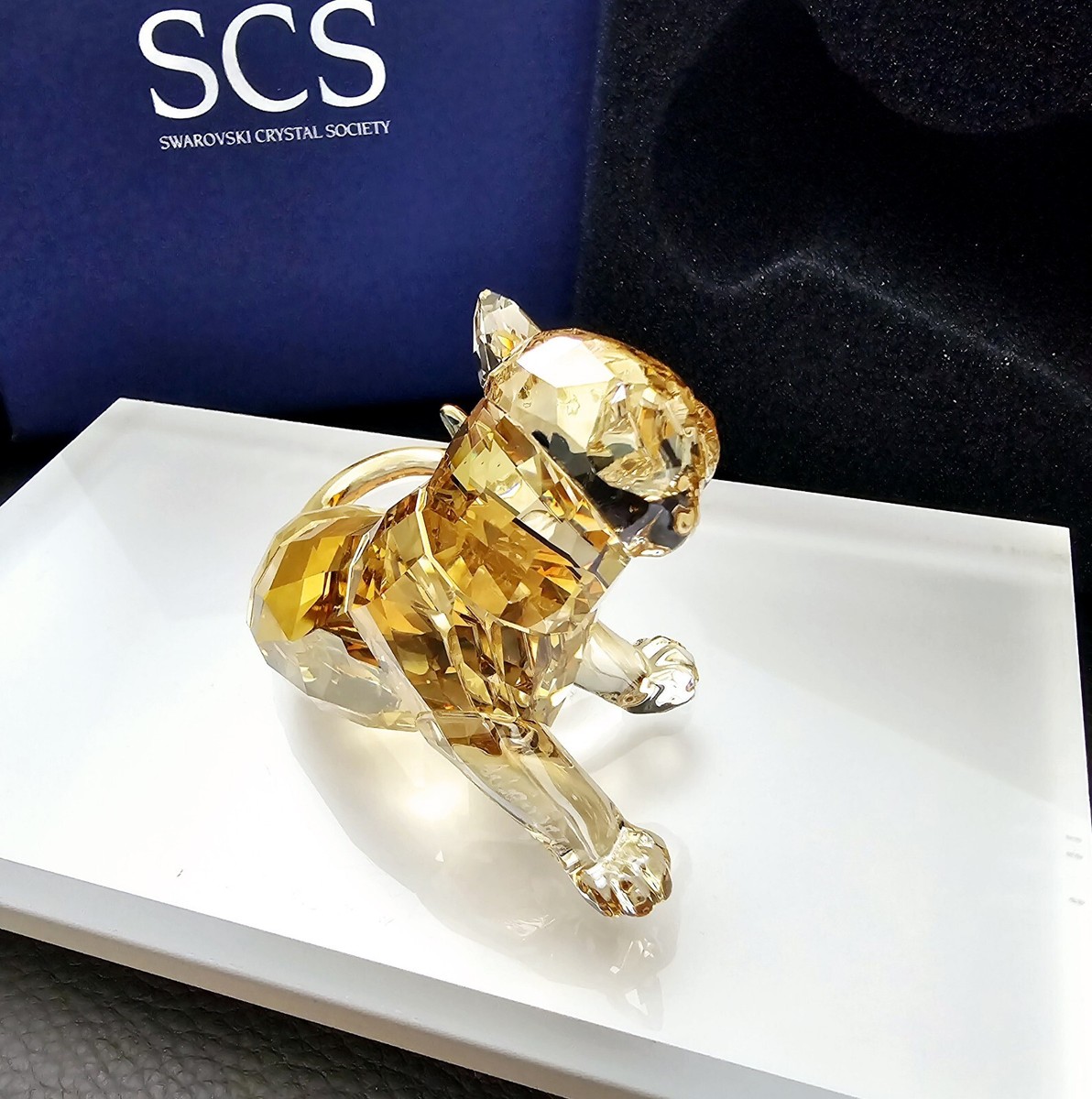 Swarovski　SCS チーター ベイビー　置物 Swarovski SCS Tiger Cub Sitting Signed by Artist Crystal Figurine