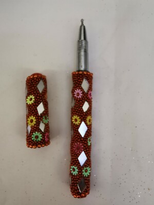 SCHÖNER HANDGEFERTIGTER ORANGEFARBENER FARBSTIFT MIT SPIEGELDESIGN UND HANDGESCHNITZT 