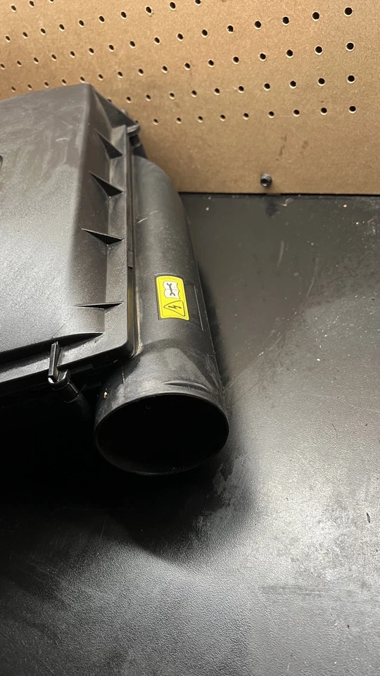 2008 - 2011 Mercedes Benz C Class W204 C300 Engine Motor Cover Intake Cleaner - Image 4 of 4