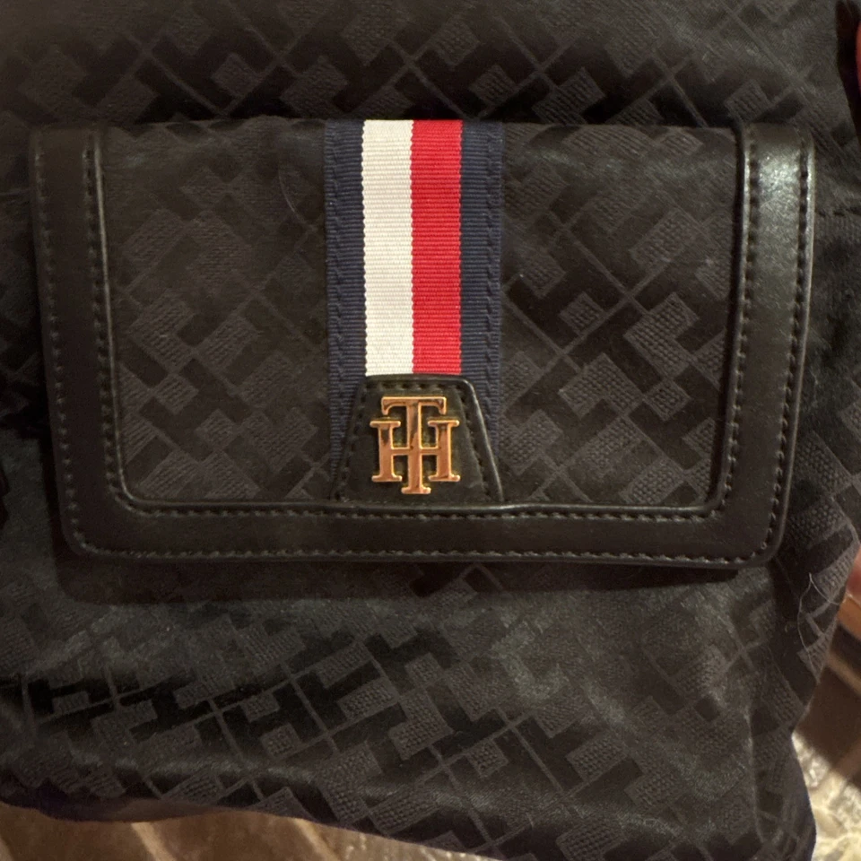 Tommy Hilfiger Mochila Pequeña Monograma Negra con Medallón NUEVA Foto 4 de 4