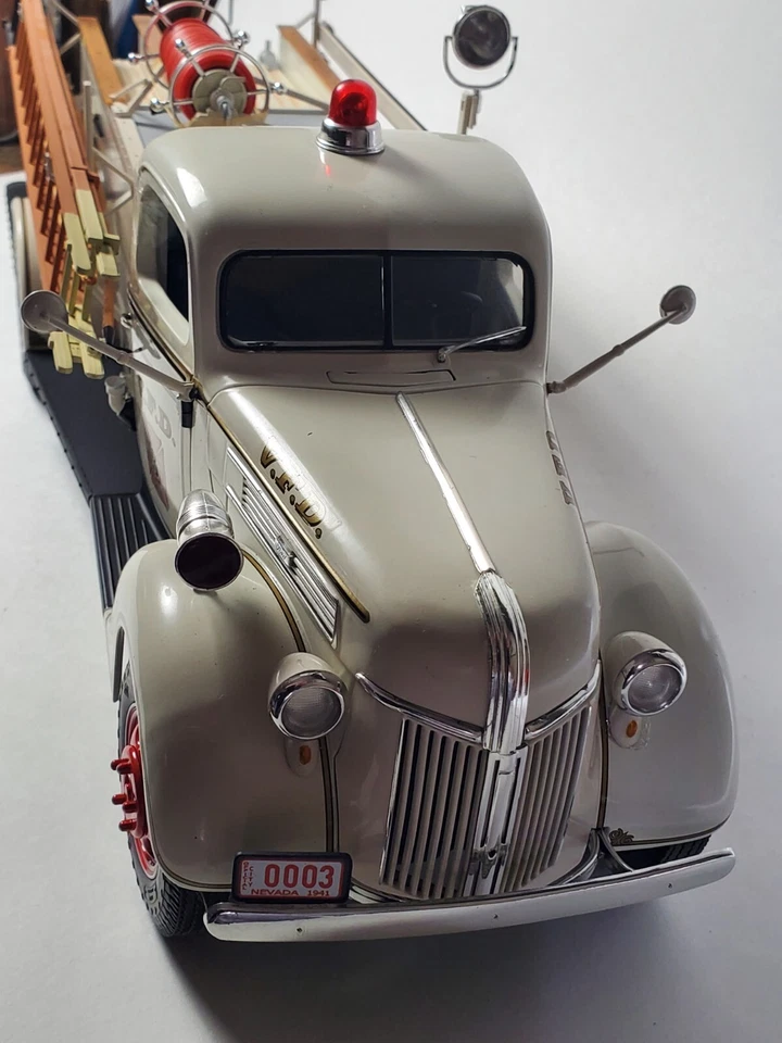 DCP Highway 61 1941 Ford Pumper V.F.D Firetruck 1:16 Fire Fighter Diecast Model - Image 4 of 4