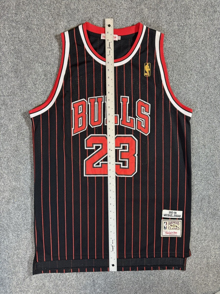 Vintage Chicago Bulls men's Mitchell & Ness #23 Michael Jordan