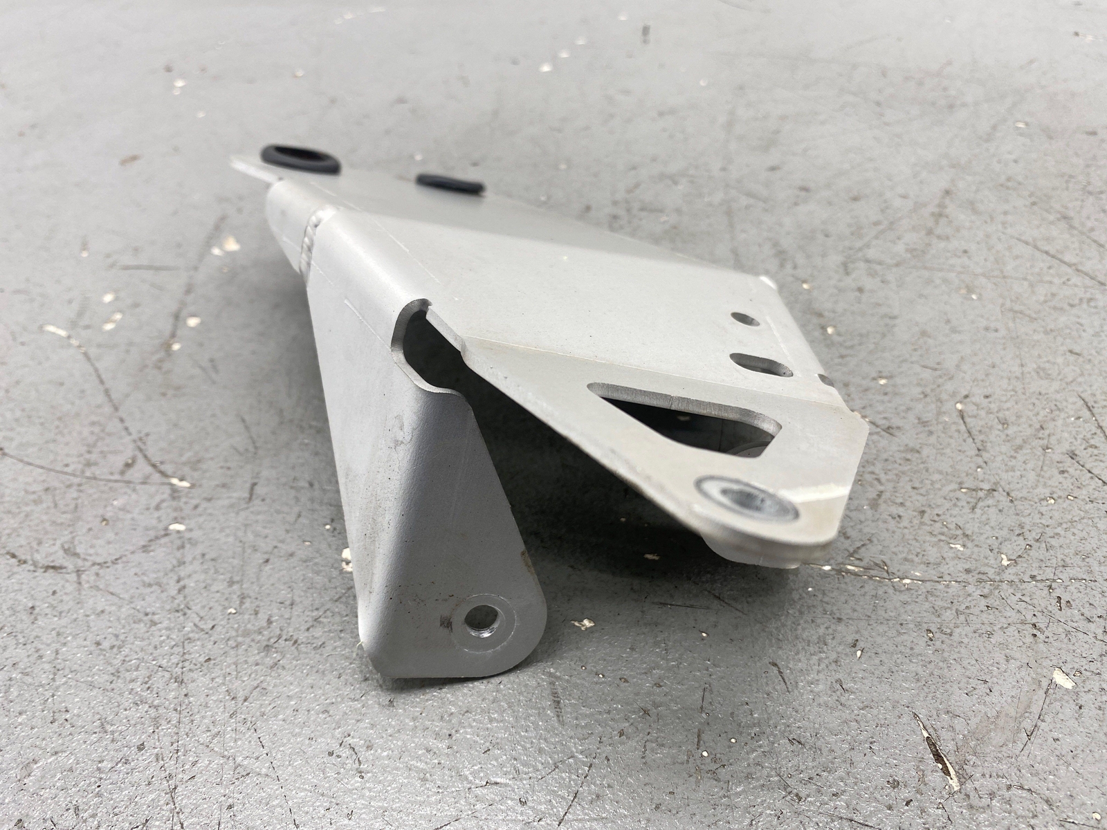2020-2023 MCLAREN GT RIGHT SIDE MISC SUPPORT BRACKET 22LA010GP OEM 2021 2022