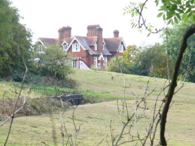 Foto 6x4 South Lodge Farm Egham großes Haus mit Schornsteinen im Tudor-Stil um 2009