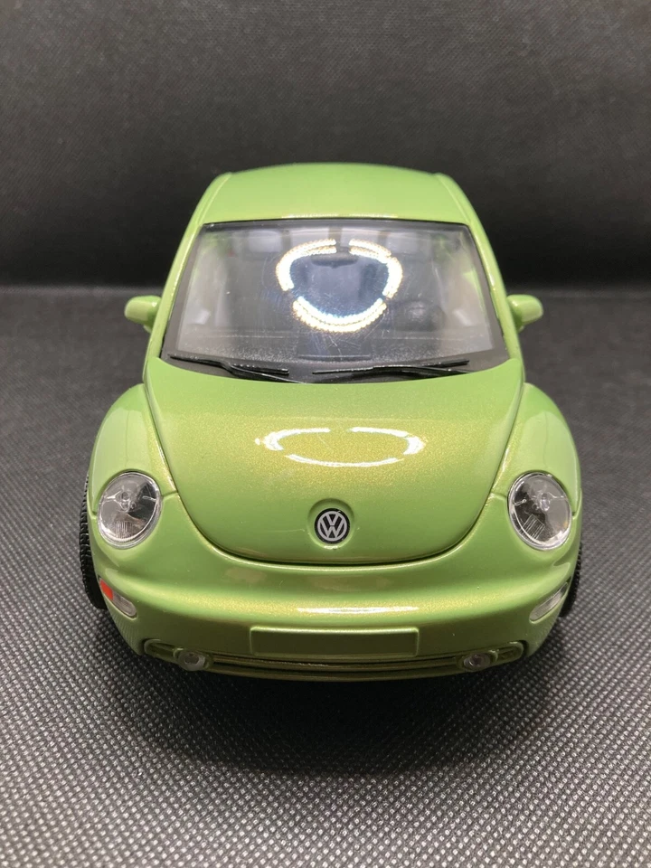Bburago Volkswagen New Beetle 1998 scala 1:18 senza scatola - Immagine 3 di 4